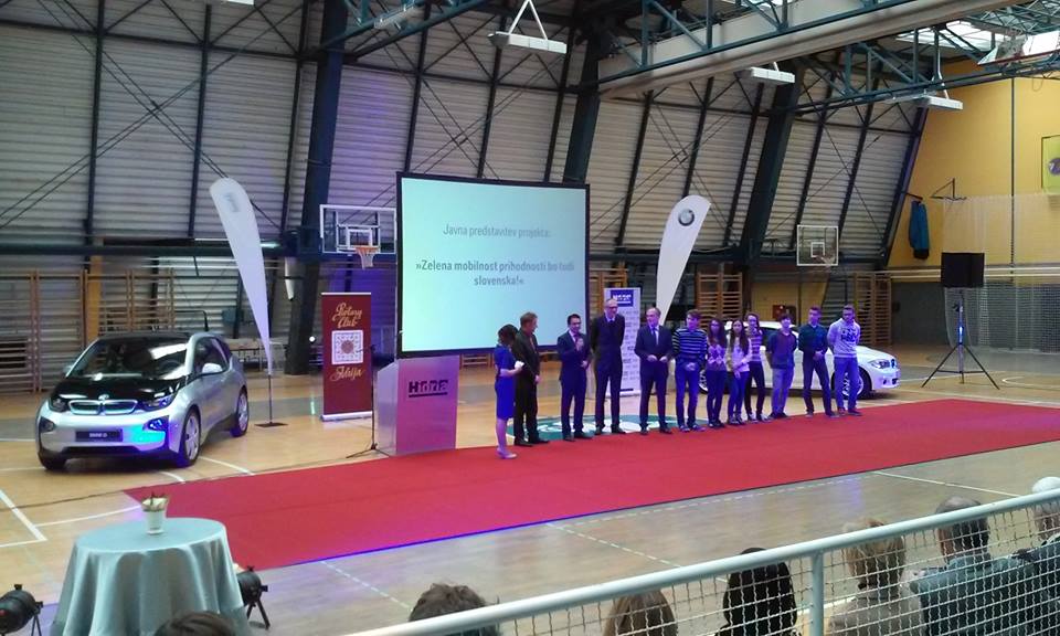 BMW podaril Gimnaziji Jurija Vege električni avtomobil